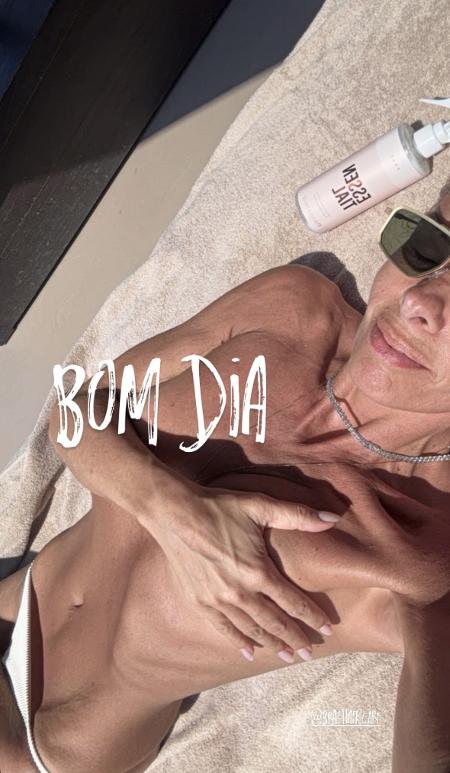 Adriane Galisteu faz topless ao tomar sol na Turquia