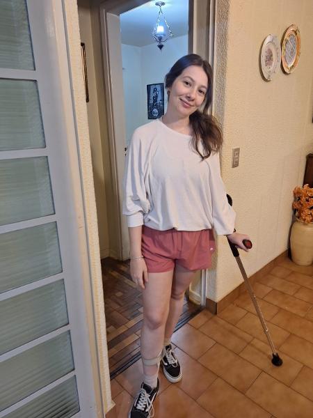 Hoje, Maria Carolina já consegue andar com o apoio de muletas Hoje, Maria Carolina já consegue andar com o apoio de muletas