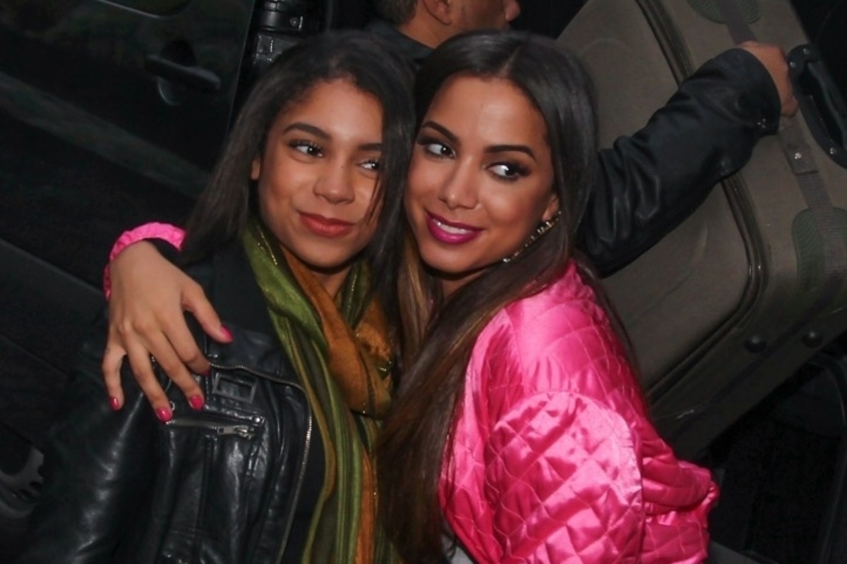24.jun.2015 - Anitta tira foto com fã, na Vila Madalena, em São Paulo - Manuela Scarpa/Photo Rio News