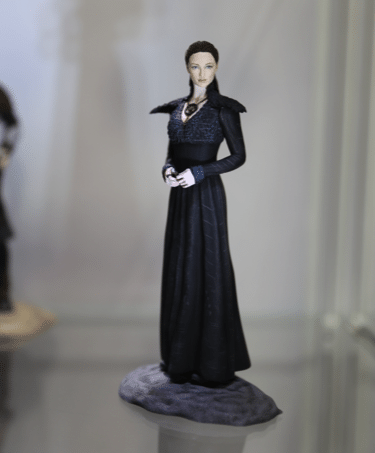 Sansa Stark, irmã de criação de Jon Snow e uma das personagens centrais na atual fase da série "Game of Thrones", aparece em versão de miniatura em exposição no estande da editora Dark Horse em San Diego - Reprodução/Twitter oficial/@GameofThrones