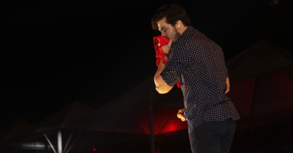 18.jul.2015 - Luan Santana encerrou a 37ª Festa de Peão de Itapecerica da Serra, em São Paulo. O artista ganhou de uma fã um sutiã e cheirou a peça no palco