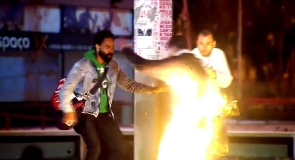 Dublê simula que está pegando fogo e deixa homens espantados em ponto de ônibus de São Paulo