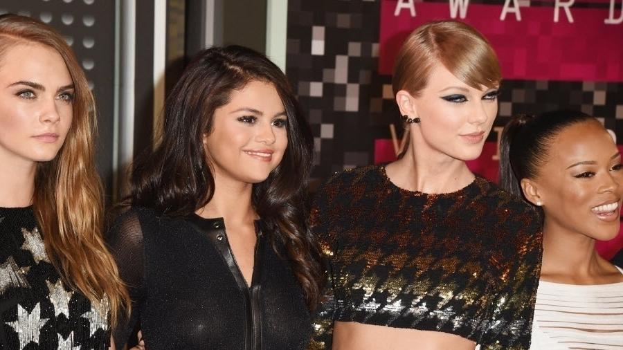 30.ago.2015 - Cara Delevingne, Selena Gomez, Taylor Swift e a modelo Serayah chagam ao Video Music Awards no Microsoft Theater, em Los Angeles - AFP
