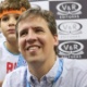 Jeff Kinney, autor de "Diário de um Banana", tira fotos com leitores na Bienal do Rio - Light Press/Divulgação