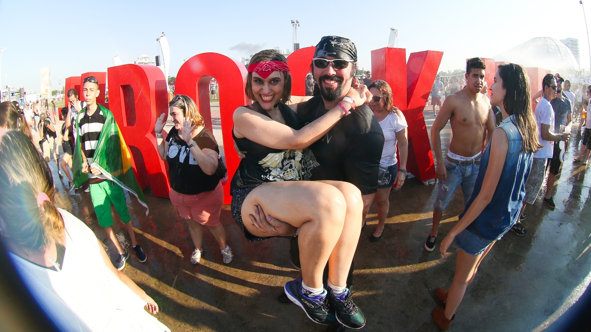 18.set.2015 - Com a temperatura batendo os 38º C e sensação térmica de 40º C, público que chega à Cidade do Rock, para curtir o primeiro dia de Rock in Rio, tenta se refrescar do jeito que pode, até com banho de fonte - Marco Antônio Teixeira/UOL