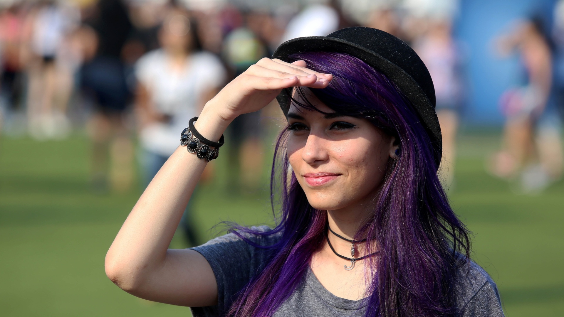 27.set.2015 - Cabelos coloridos, pintados ou perucas, são adotados pelos fãs de Katy Perry, a headliner da última noite do Rock in Rio 2015. - Fernando Maia/UOL