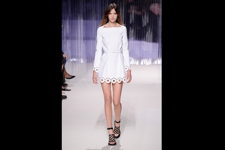 Vestido branco Caven na Semana de Moda de Paris - Getty Images