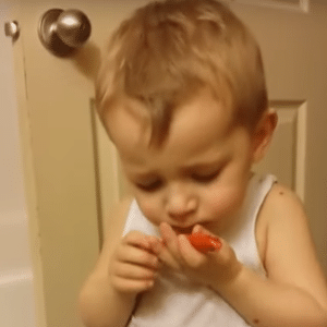 Vídeo de menino se despedindo do peixe que morreu viralizou nas redes sociais - Reprodução/Youtube