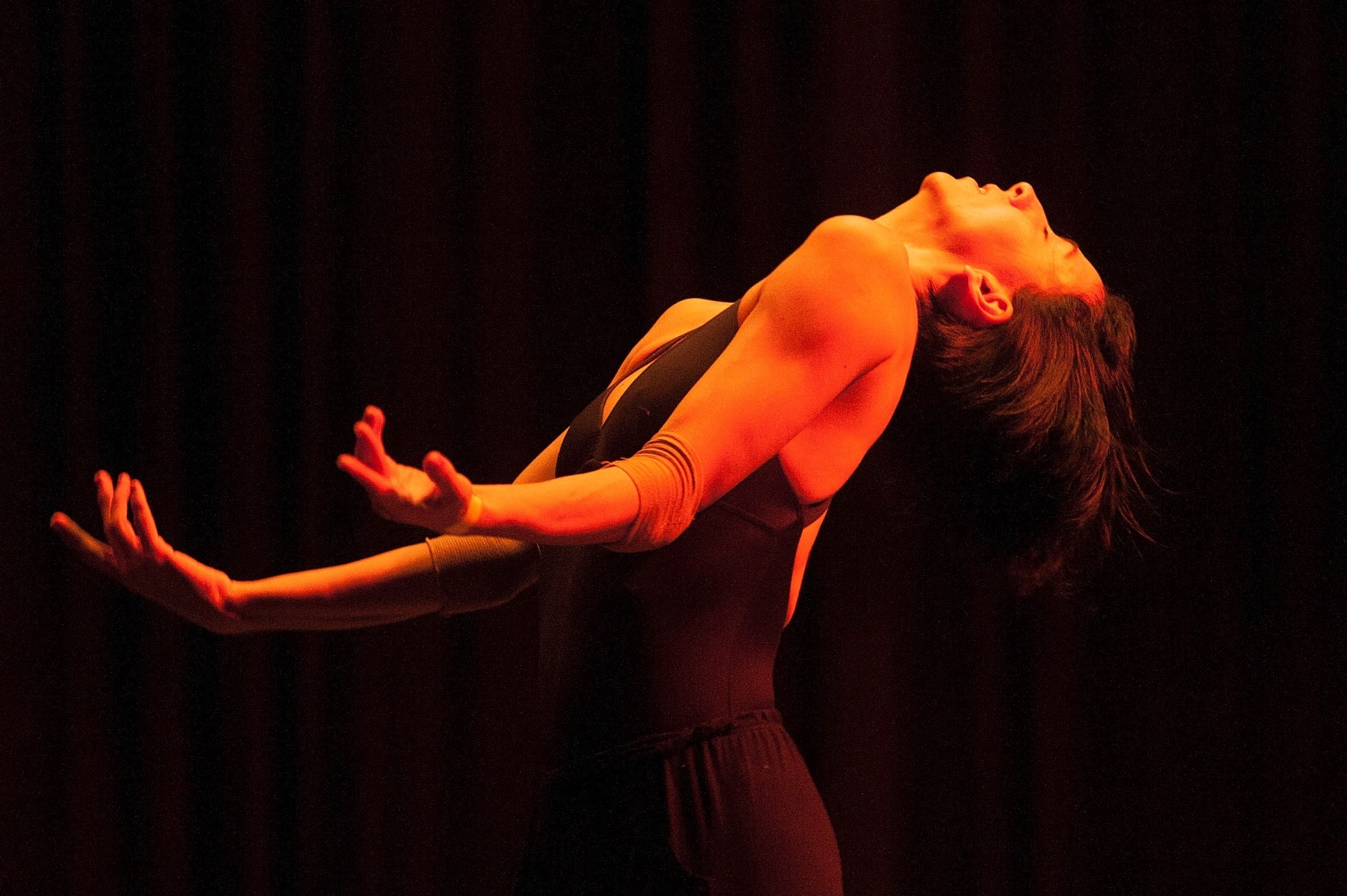 16.dez.2015 - Grupo Corpo ensaia as coreografias "Onqotô", com trilha sonora de Zé Miguel Wisnik e Caetano Veloso, e "Parabelo", de Wisnik e Tom Zé, para apresentações no Auditório Ibirapuera, de 17 a 20 de dezembro. Os ingressos já estão esgotados. As apresentações encerram a comemoração de 40 anos da companhia, que também é homenageada com a exposição Ocupação Grupo Corpo 40 anos, até 17 de janeiro de 2016, no Itaú Cultural. - Reinaldo Canato/UOL