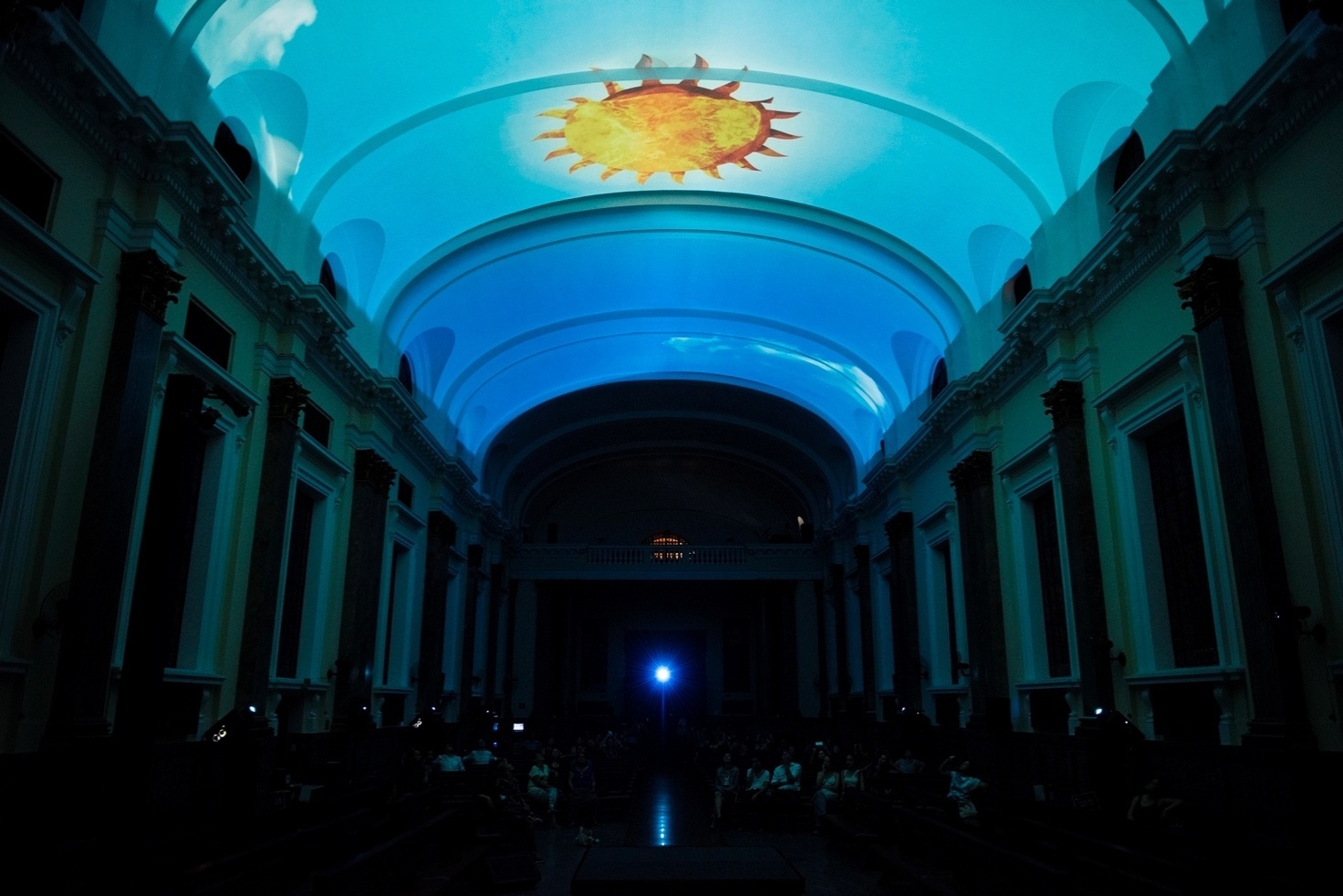 Até dia 22 de dezembro, a igreja São Luís Gonzaga (avenida Paulista, 2.378, Consolação) recebe o Natal Iluminado com apresentações com projeções no altar e no teto da igreja. As projeções são, em sua maioria, inspiradas na Capela Sistina. Imagens de artistas como Michelangelo, Rafael, Bernini e Botticelli fazem parte da apresentação. Veja os horários das sessões: 17/12 (21h30), 18/12 (20h e 21h), 19/12 (19h, 20h e 21h), 20/12 (21h), 21/12 (20h e 21h) e 22/12 (20h e 21h). - Divulgação