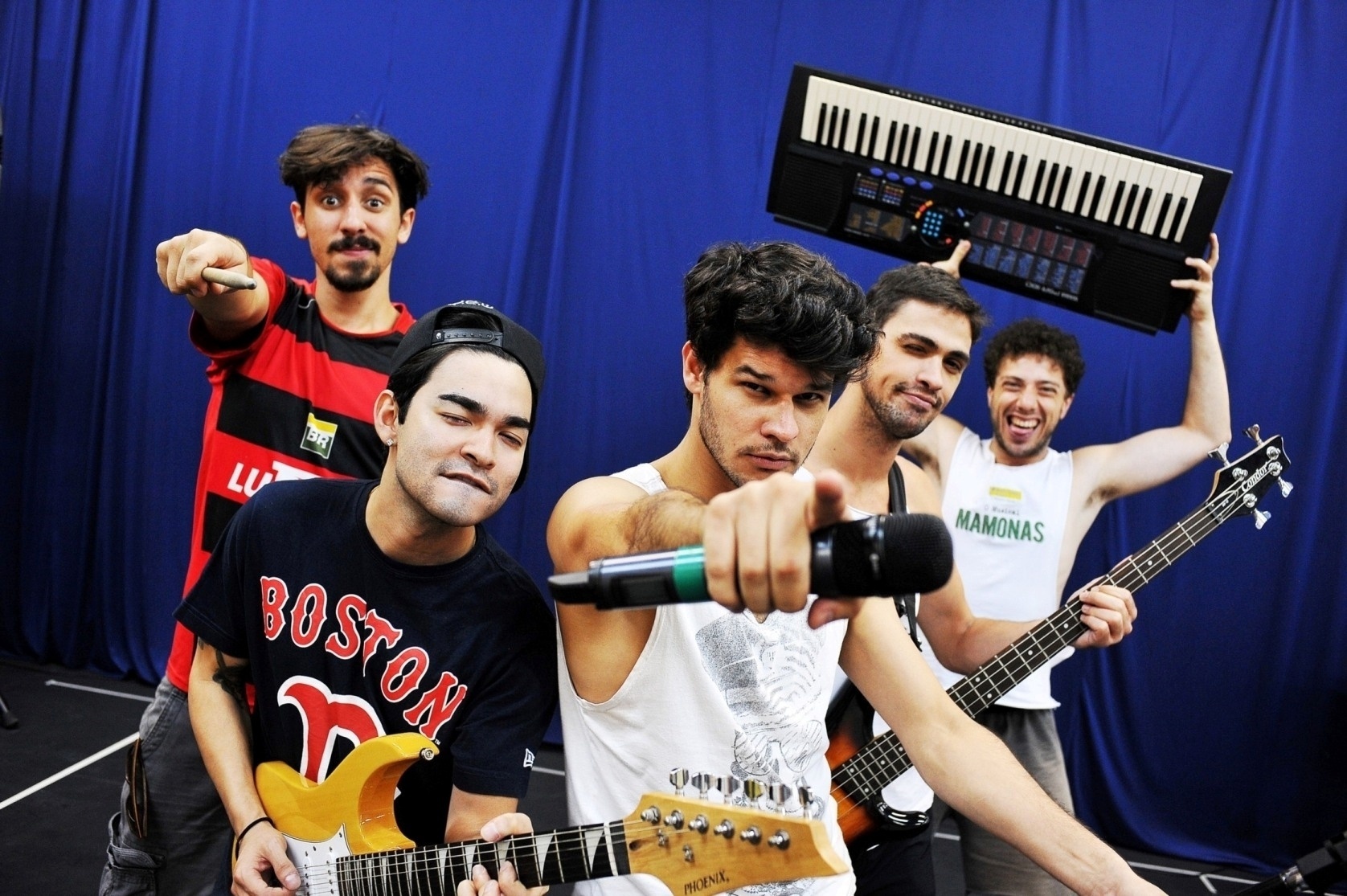 2.fev.2016 - Arthur Ienzura, Yudi Tamashiro, Ruy Brissac, Elcio Bonazzi e Adriano Tunes durante ensaio para "O Musical Mamonas" - Reinaldo Canato/UOL