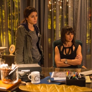 Rachel (Shiri Appleby) e Quinn (Constance Zimmer) em cena de "UnREAL" - Divulgação - Divulgação