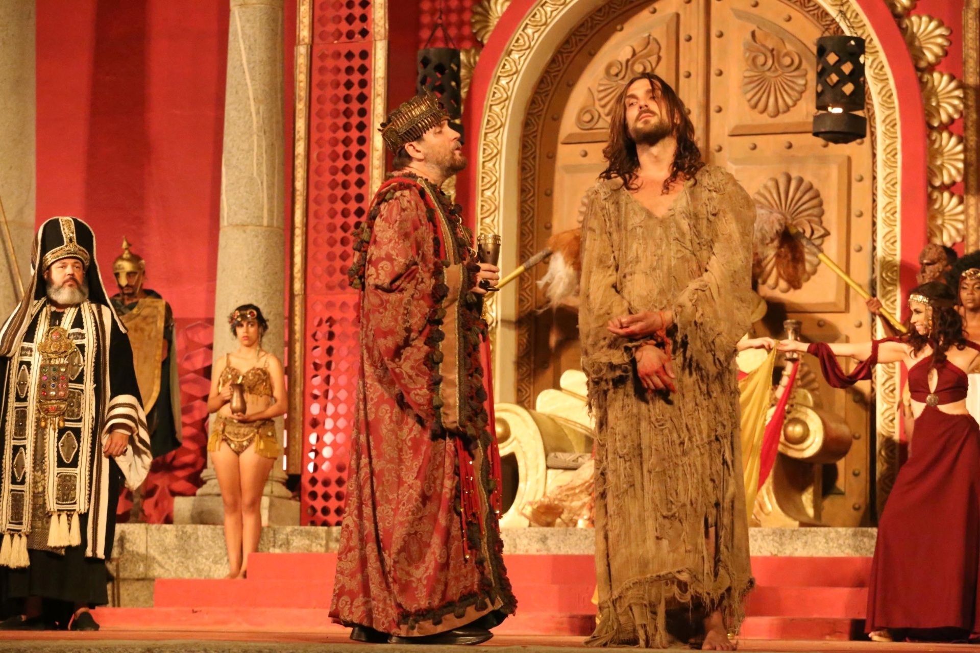 25.mar.2016 - Cena de Jesus perante Herodes. Ao todo, 450 atores e figurantes atuam no espetáculo sob a direção de Carlos Reis e Lúcio Lombardi - João Tavares/Divulgação