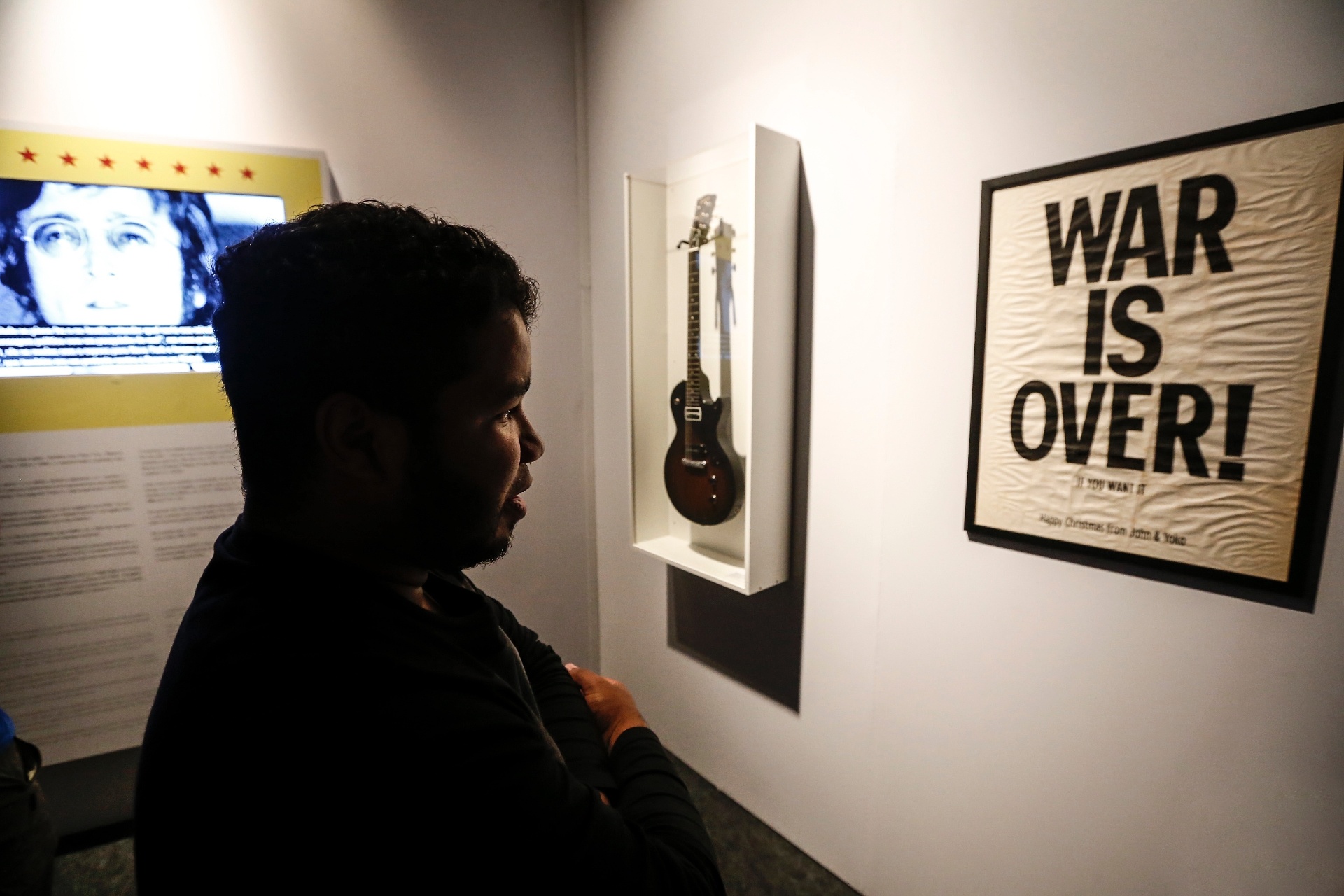 6.set.2016 - A visita de André a exposição foi um evento especial para as cerca de 30 crianças e adolescentes participantes desse e de outros projetos, como o "Música por Direitos", que usa aulas de música para trabalhar conceitos de cidadania - Lucas Lima/UOL