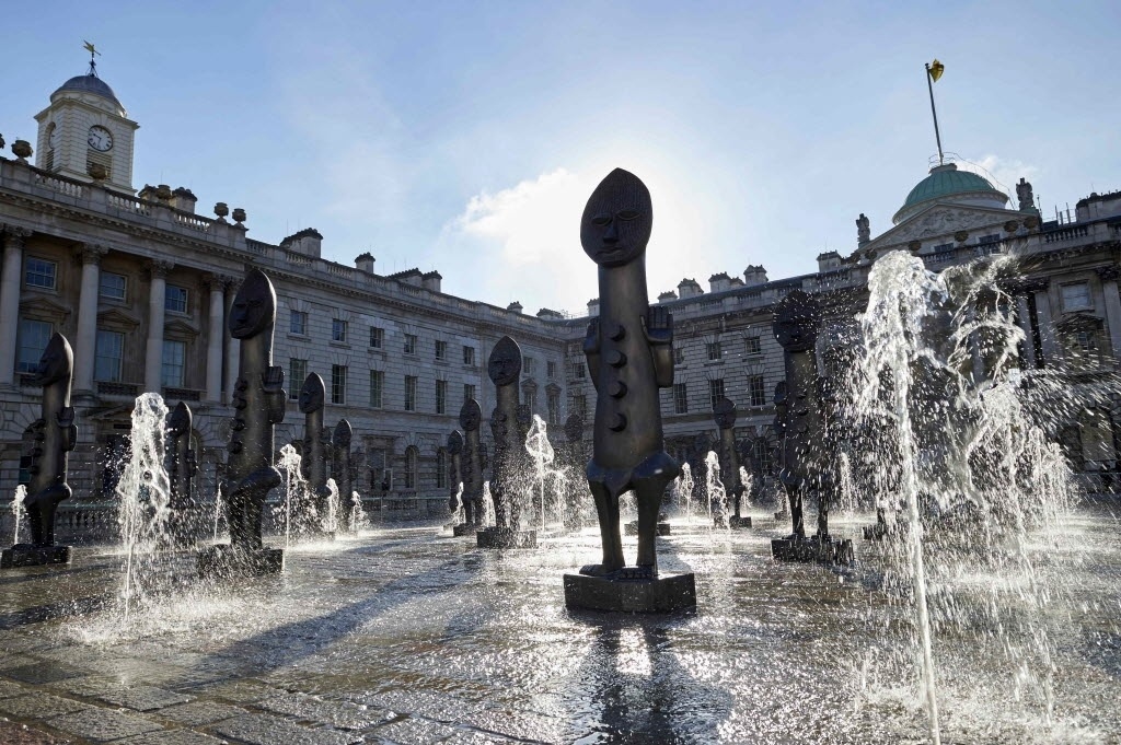 4.out.2016 - Instalação "Negro e Azul: O Homem Invisível e a Máscara da Negritude", do artista Zak Ove, no pátio de um antigo palácio real de Londres - AFP
