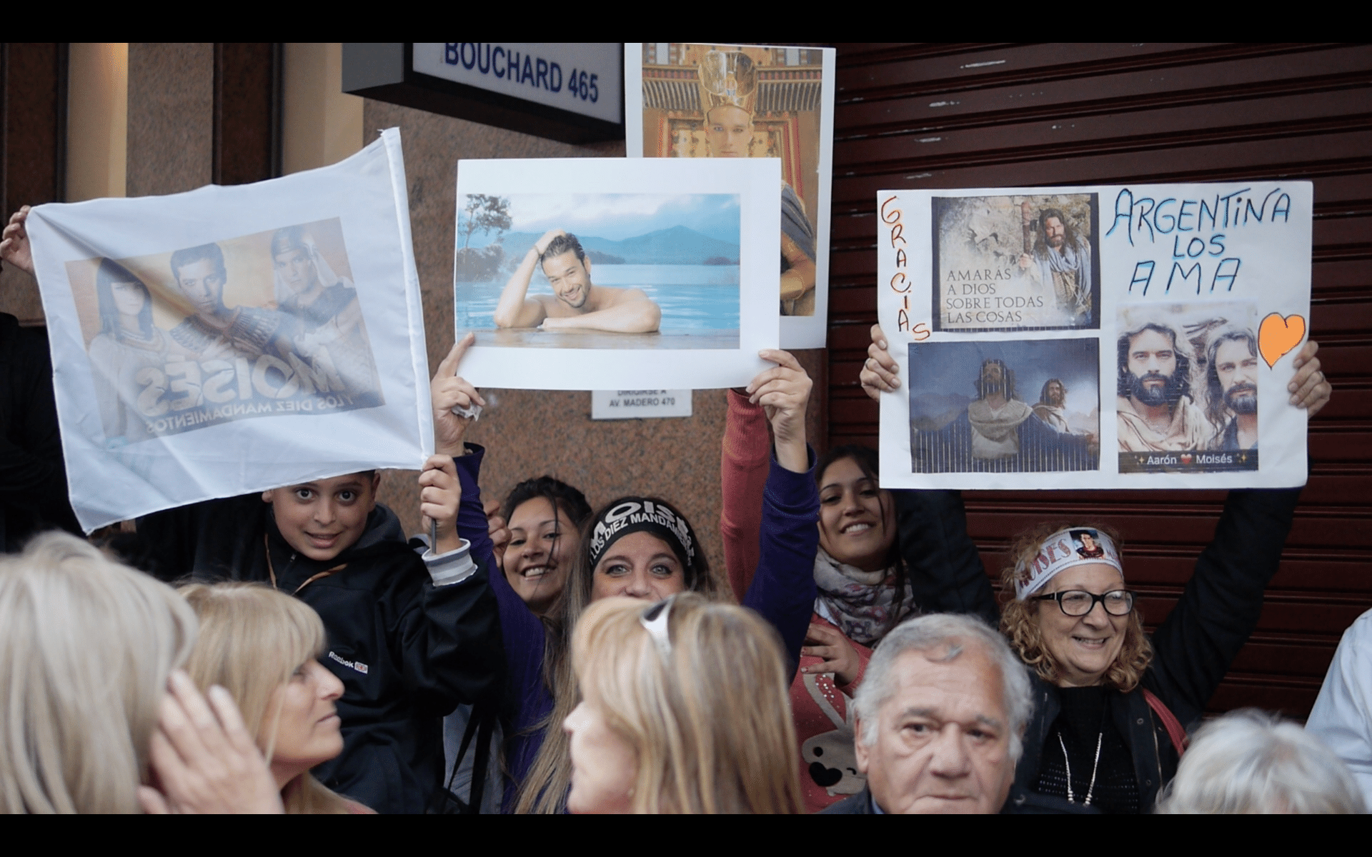 17.nov.2016 - Na noite desta quinta-feira, milhares de fãs de reuniram no Luna Park, uma tradicional casa de espetáculos de Buenos Aires, para acompanhar a transmissão do capítulo em que as águas do Mar Vermelho se abrem - Grégoire Bouquet/UOL