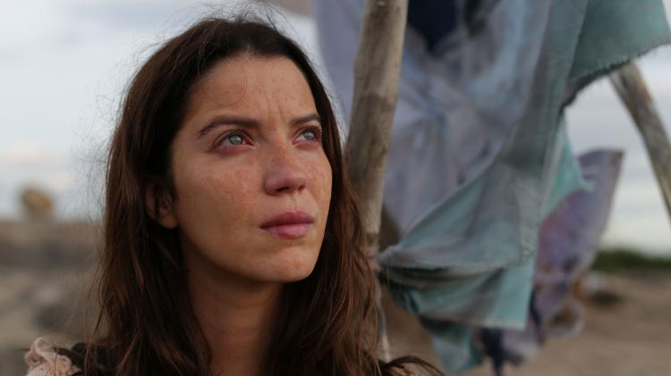 Nathalia Dill como a protagonista do longa “Por trás do céu” - Divulgação - Divulgação