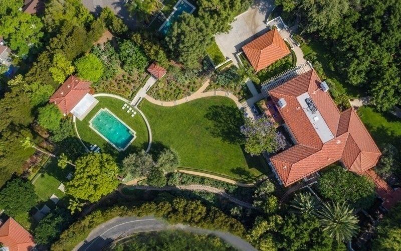 Angelina Jolie comprou mansão que foi do cineasta Cecil B. DeMille - Reprodução/Hilton&Hyland