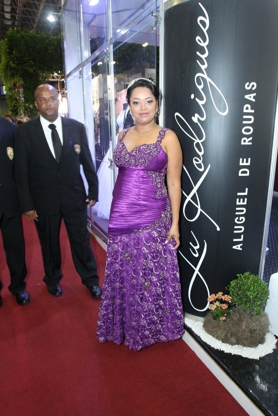 De roxo, Elis chega a cerimônia de seu casamento com Luiz Carlos, no rio - Marcello  Sá Barretto / AgNews