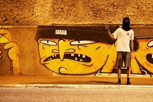 Pichador posa em frente à grafite realizado na cidade de São Paulo - Reuters/Nacho Doce - Reuters/Nacho Doce