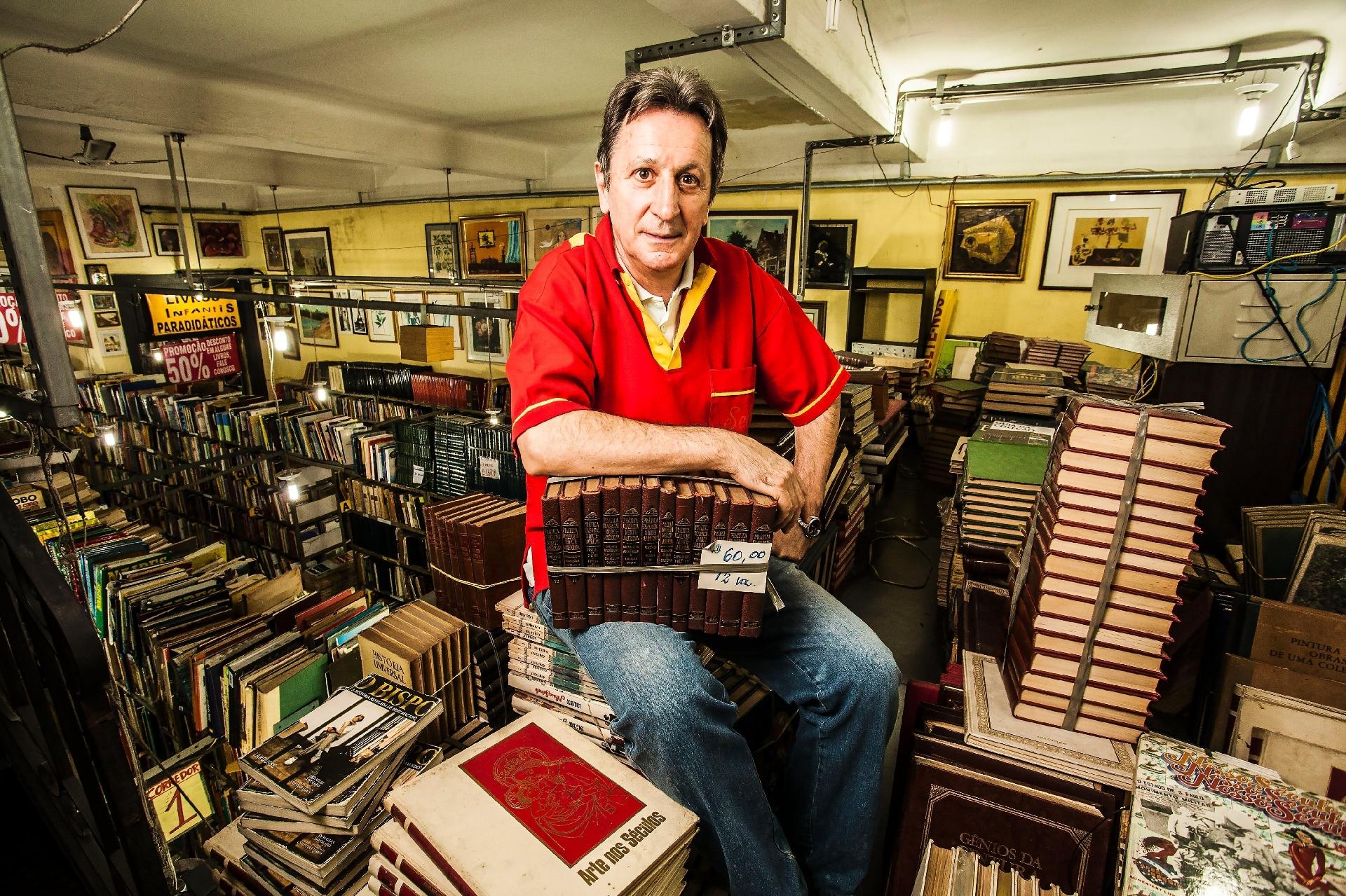 Jonas Taucci, funcionário do Sebo do Messias, vive cercado por livros: "É como abrir uma caixa preta de avião", diz quando encontra algum objeto perdido dentro dos livros - Fernando Moraes/UOL