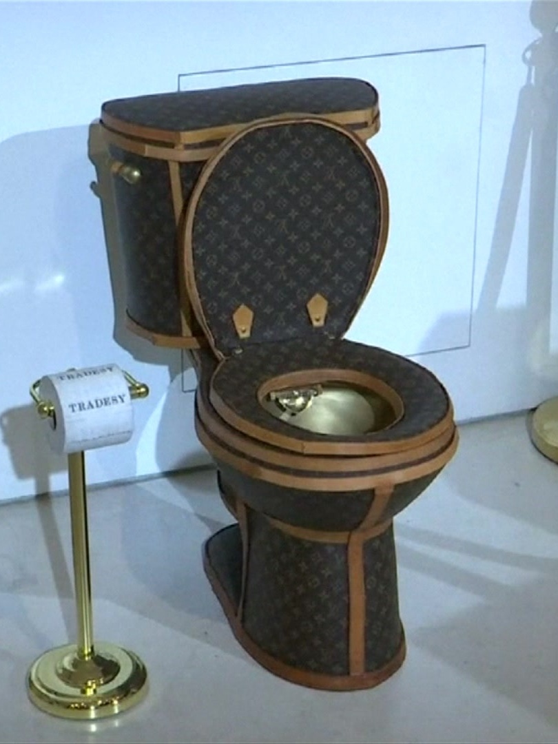 Artista cria vaso sanitário Louis Vuitton avaliado em US$ 100 mil