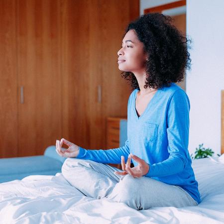 Meditar na cama/ Meditação - iStock