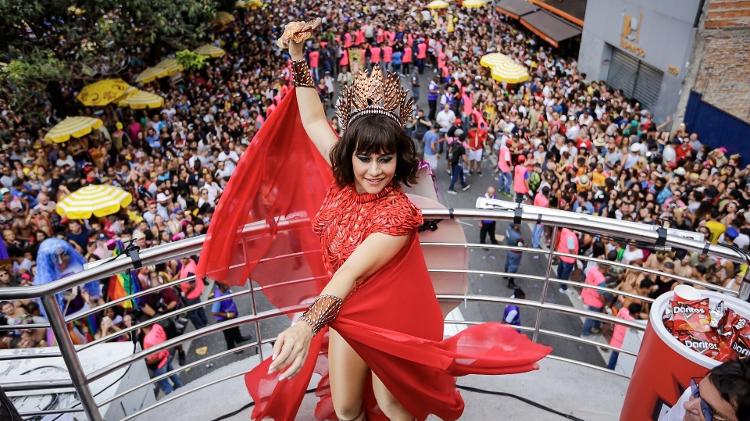 Alessandra Negrini é a grande atração do bloco