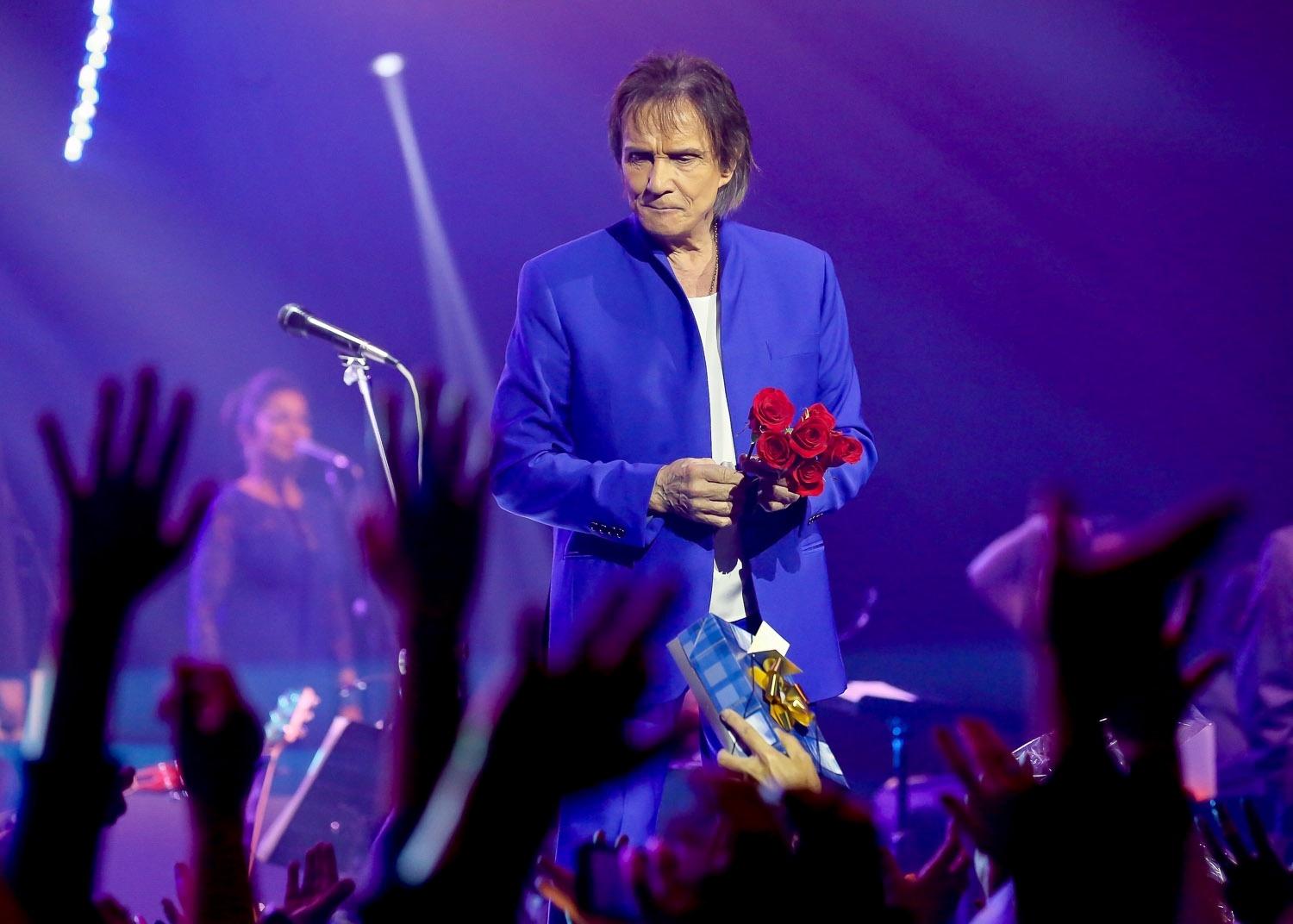 Ao final da apresentação, como de costume, Roberto Carlos jogou rosas para a plateia - Manuela Scarpa/Brazil News