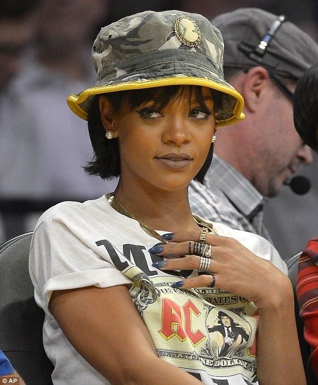 Bucket hat: tendência queridinha de Rihanna promete fazer cabeça de famosas - Getty Images