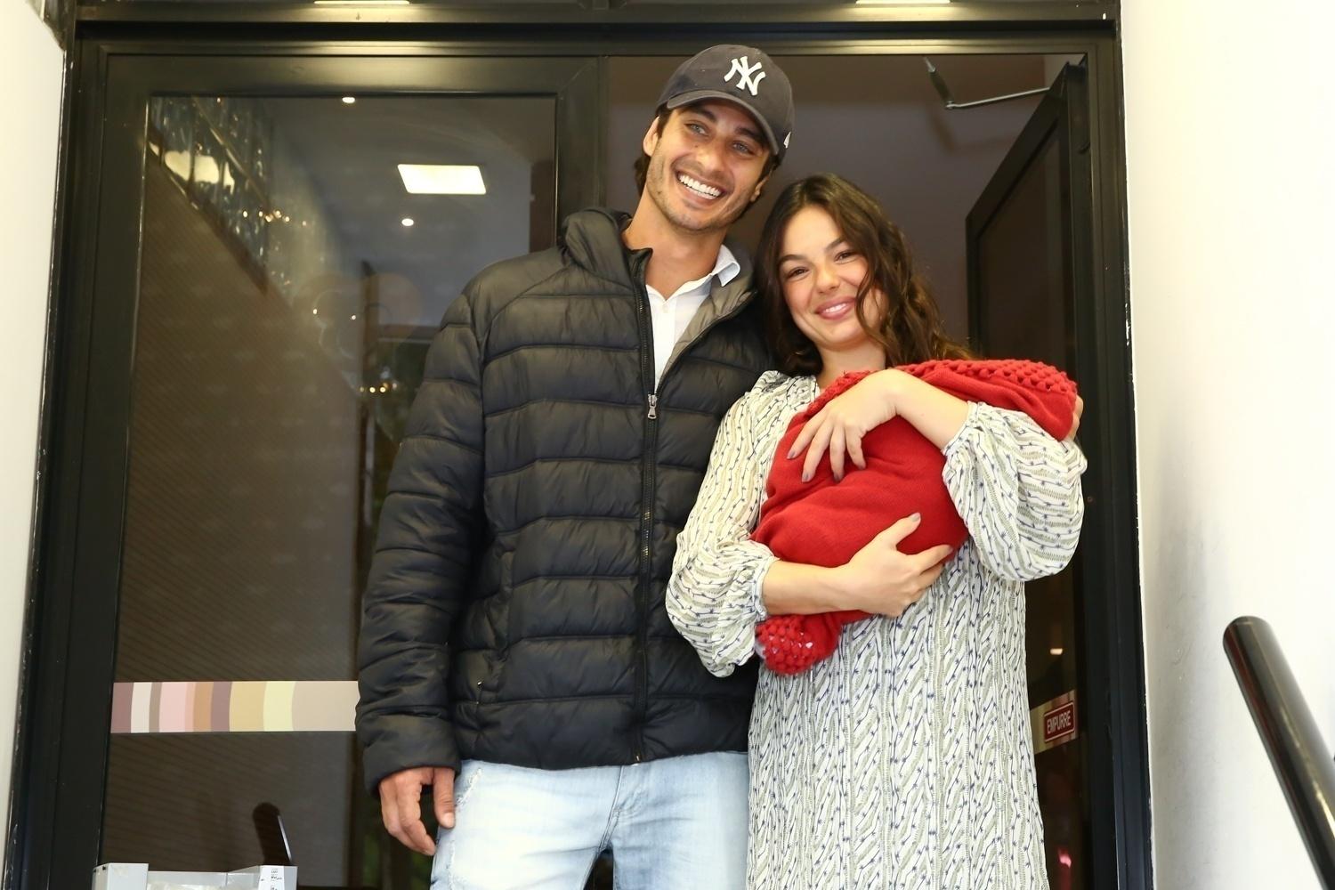 Menos de 24 horas após o nascimento de Rael, Isis Valverde deixa a maternidade na Zona Sul do Rio de Janeiro. Acompanhada do marido, André Resende, a atriz não escondeu a felicidade em carregar o primeiro filho do casal nos braços - Roberto Filho/Brazil News