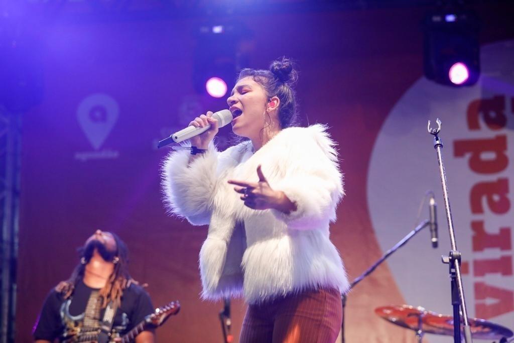 A cantora gospel Priscilla Alcantara se apresenta na praça da Sé, em palco da Virada Cultural - Marcelo Justo/UOL