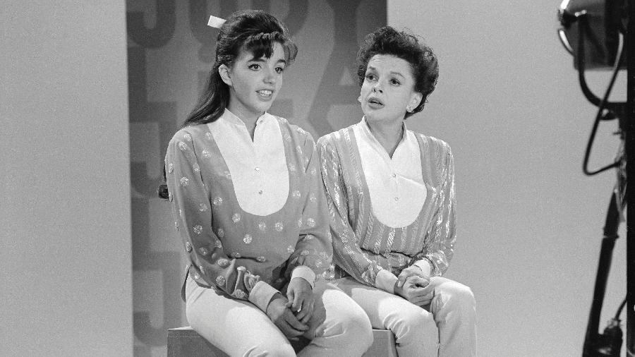 Liza Minnelli e Judy Garland ensaiam para programa de TV, em 1963 - Bettmann Archive