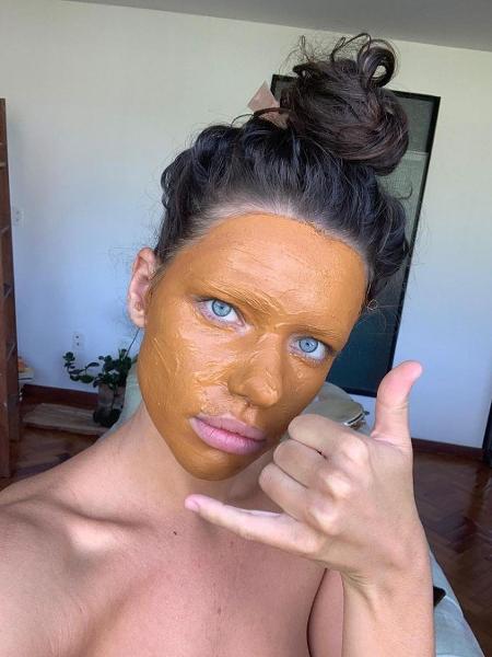 Bruna Linzmeyer com máscara de argila - REPRODUÇÃO/INSTAGRAM