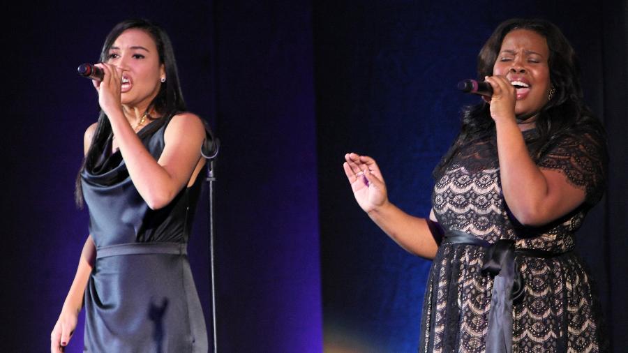 18.11.2011 - Naya Rivera e Amber Riley cantam juntas em evento da Dream Foundation, em Santa Barbara (EUA) - David Livingston/Getty Images