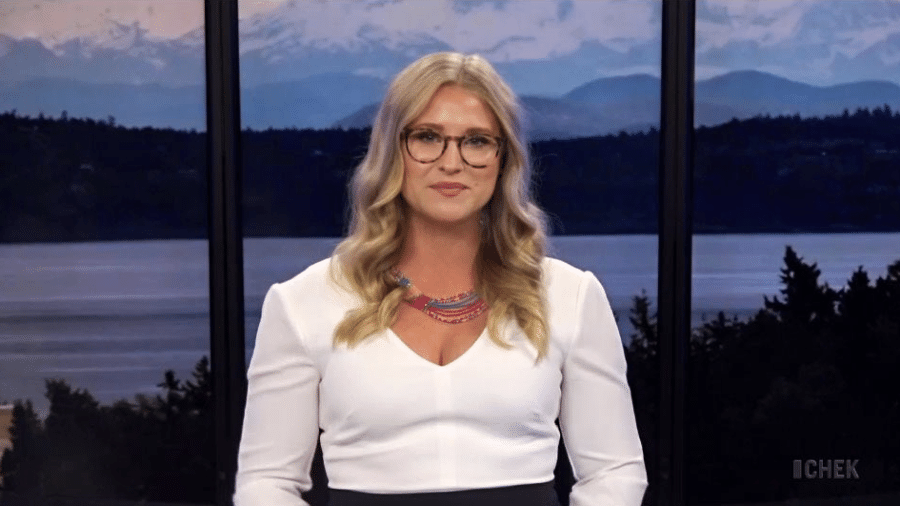 Kori Sideaway apresenta um telejornal no CHEK News, no Canadá - Reprodução/Twitter