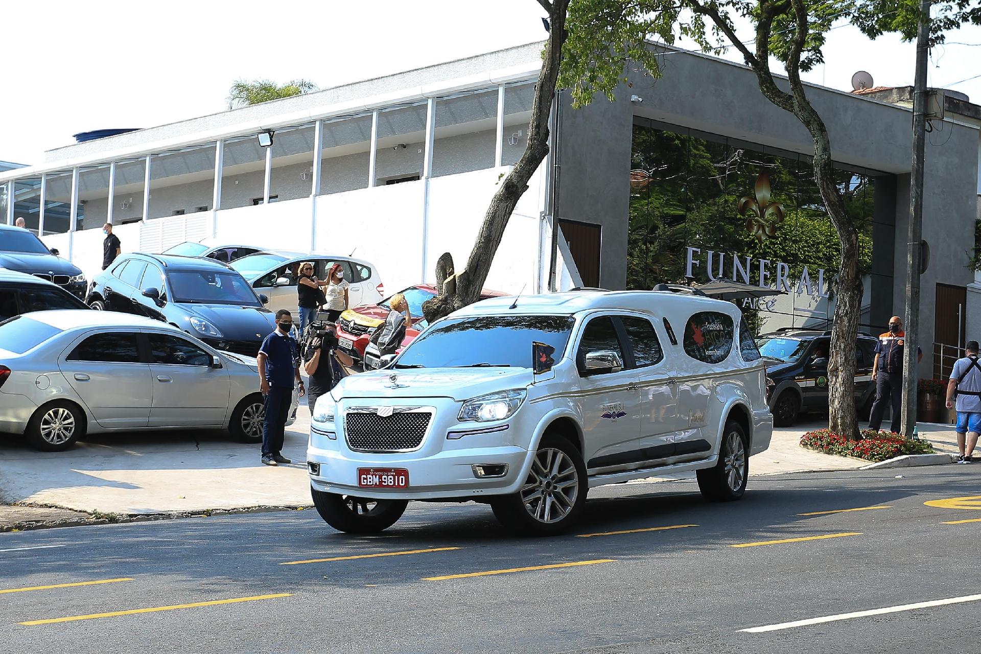 Corpo de Vanusa deixa local do velório e segue para o cemitério Congonhas - Amauri Nehn/Brazil News