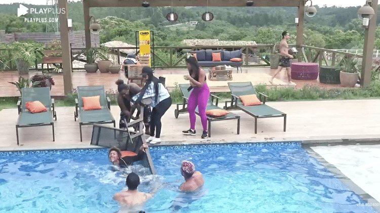 A Fazenda 2020: Lipe e Lucas jogam Lidi na piscina - Reprodução/Playplus - Reprodução/Playplus