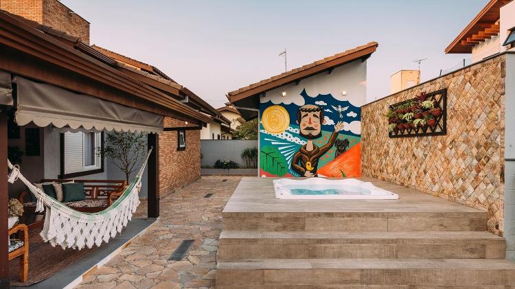 Parede da área externa da casa com piscina com grafite  - Henrique Ribeiro - Henrique Ribeiro