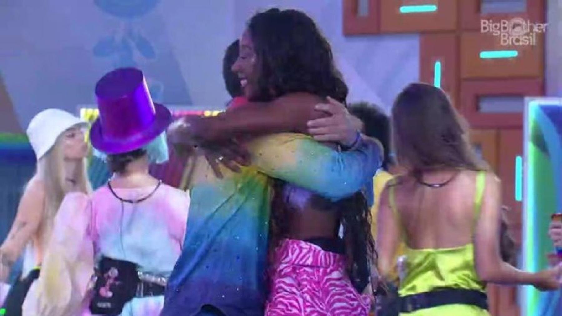 BBB 21: Camilla e Gilberto emocionados na festa - Reprodução/Globoplay