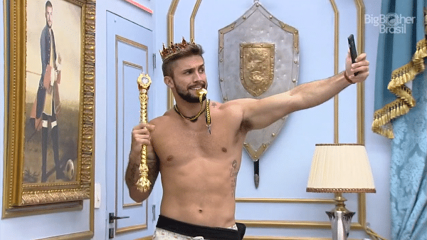BBB 21: Arthur tira selfie no quarto do líder - Reprodução/Globoplay
