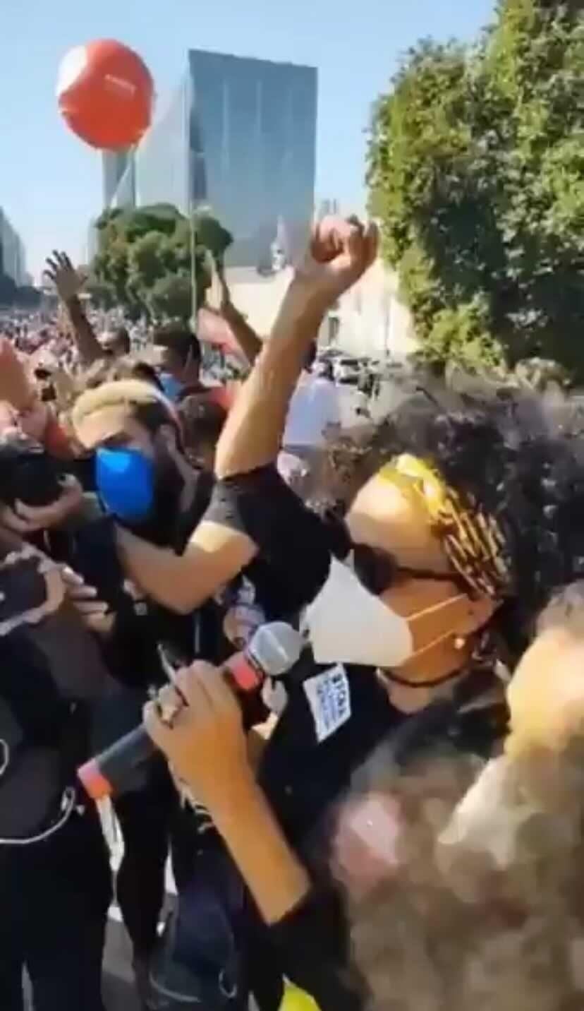 Teresa Cristina cantou samba-enredo da Mangueira em homenagem à Marielle Franco durante ao contra Bolsonaro - Reprodução/Twitter/PCdoB