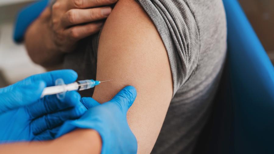 Homem utilizou um braço falso para receber o imunizante na Itália - iStock