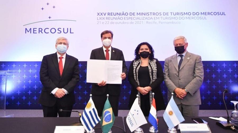 O acordo foi firmado pelo ministro do Turismo do Brasil, Gilson Machado Neto; pela ministra do Turismo do Paraguai, Sofía Montiel; pelo ministro do Turismo do Uruguai, Tabaré Viera; e pelo ministro do Turismo e Esporte da Argentina, Matías Lammens, que participou por videoconferência - Reprodução/Roberto Castro/MTur