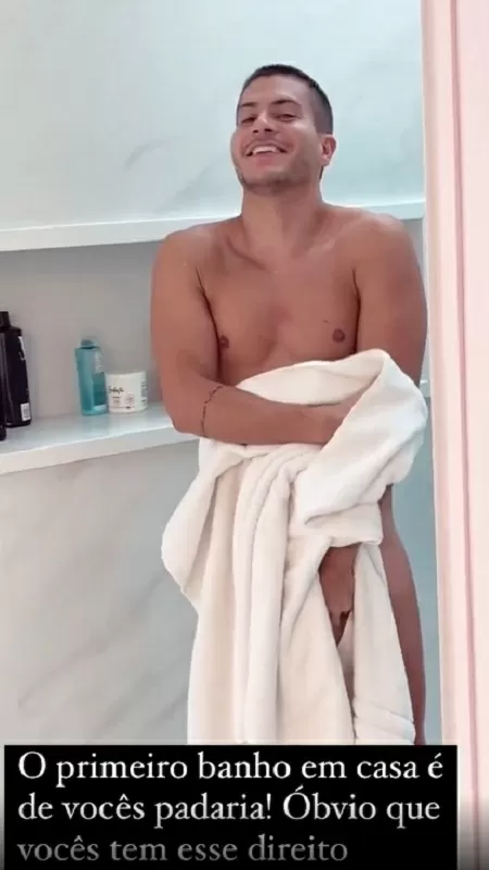  BBB 22: Maíra Cardi flagra Arthur Aguiar saindo do primeiro banho em casa - Reprodução/Instagram - Reprodução/Instagram