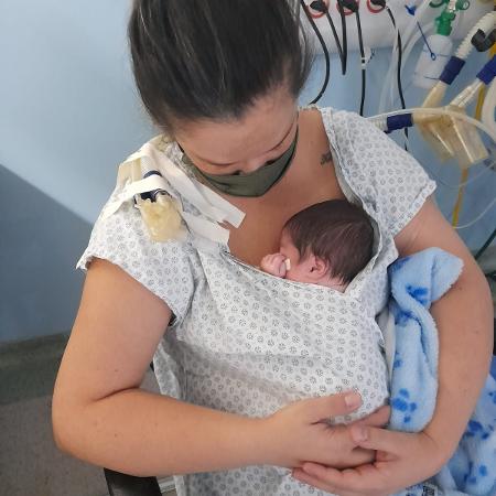 Theo, filho de Tatiane Roque de Oliveira, teve uma parada cardíaca de uma hora e dez minutos em seu terceiro dia de UTI - Acervo pessoal 