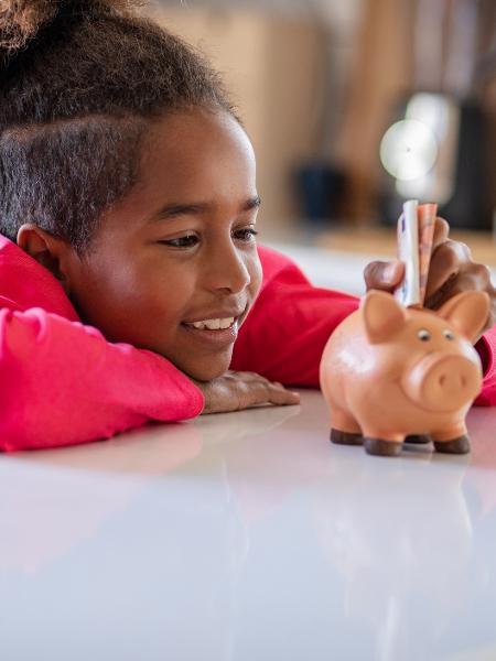 Cofrinho: guarde dinheiro como as crianças para criar hábito de investir - Riska/Getty Images