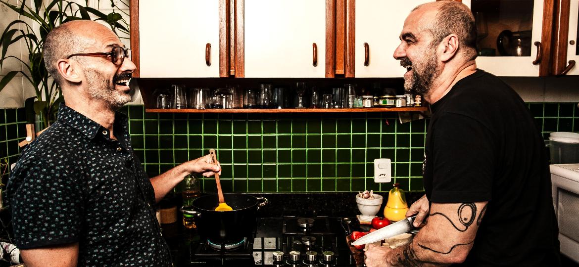 O mexicano Hugo Delgado e seu marido Zedy Santina cozinham o caldo de queso - Fernando Moraes/UOL