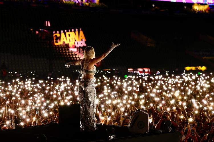 Luísa sonza durante show no CarnaUOL 2023 no Allianz Parque