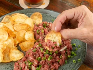Tartar e 'carne de onça': carne crua vai do boteco à alta gastronomia